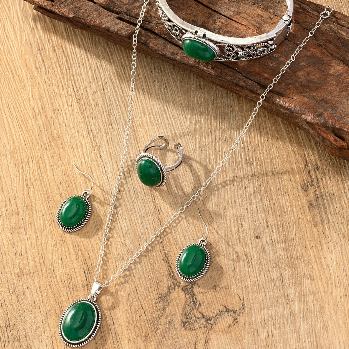 Wholesale Four-piece set of natural stone emerald necklace, earrings, ring and bracelet