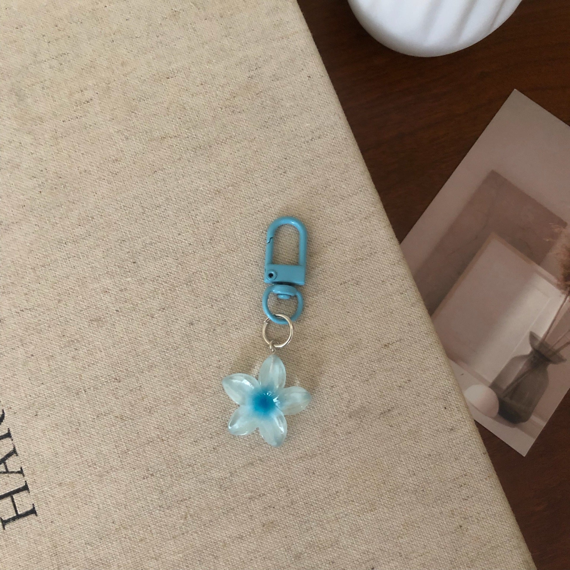 Wholesale Colorful transparent small flower keychain