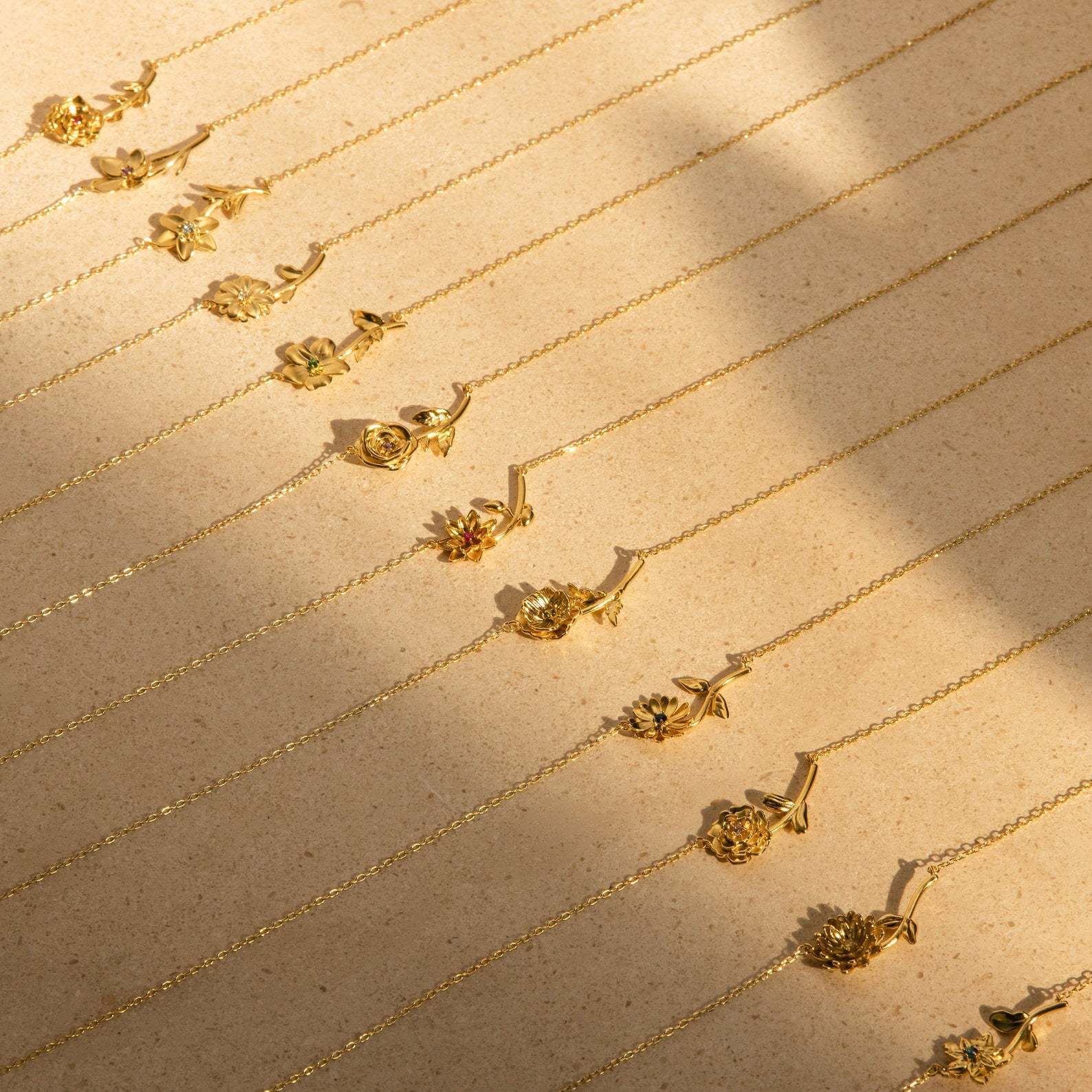 Wholesale 3D December Birth Flower Pendant Necklace Gold Plated Copper Decorative Jewelry Accessory