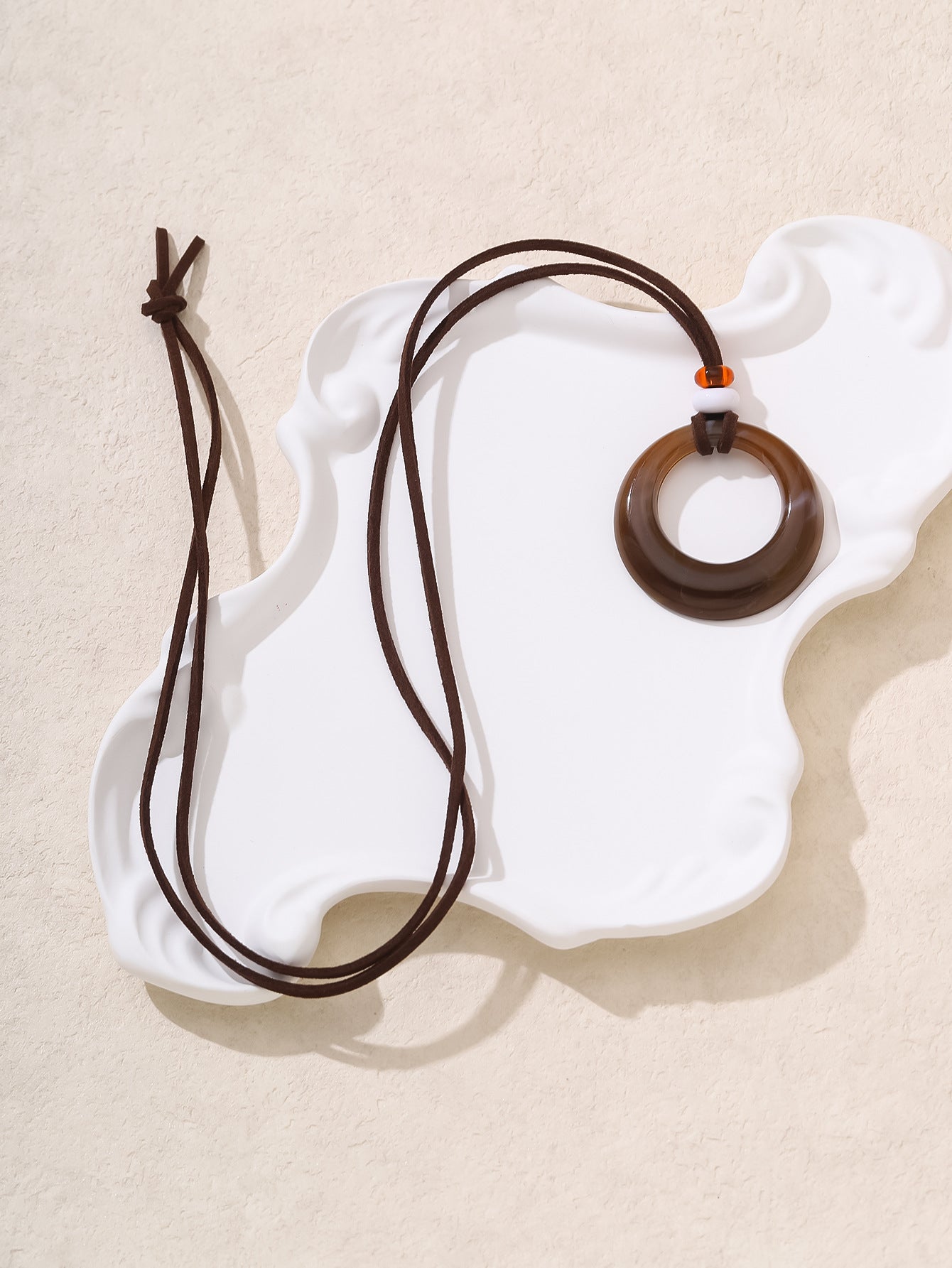 Wholesale New Chinese Versatile Jadeite Resin Circular Leather Rope High Grade Necklaces