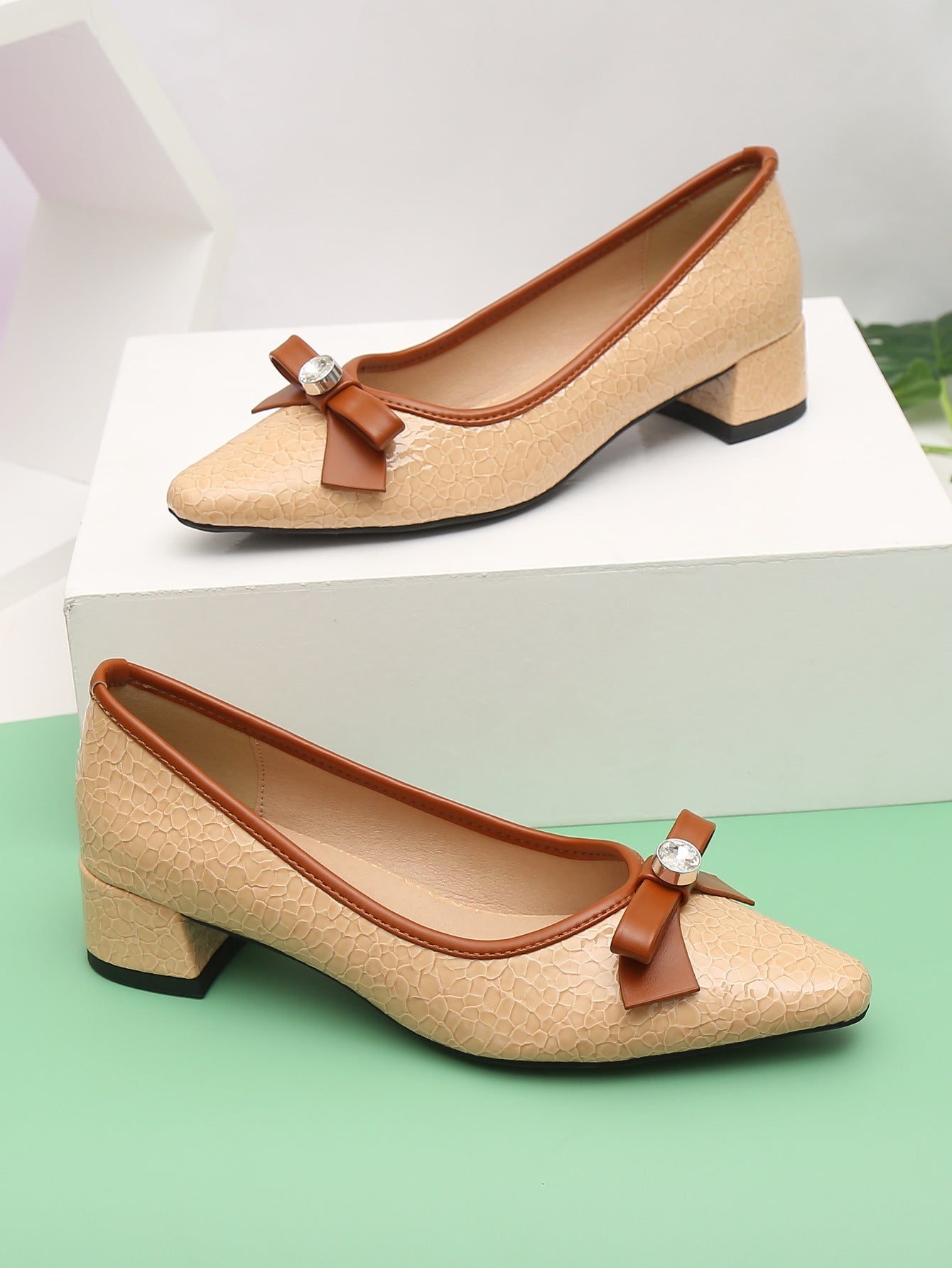 Al por mayor de 2023 nuevos zapatos puntiagudos de tacón medio