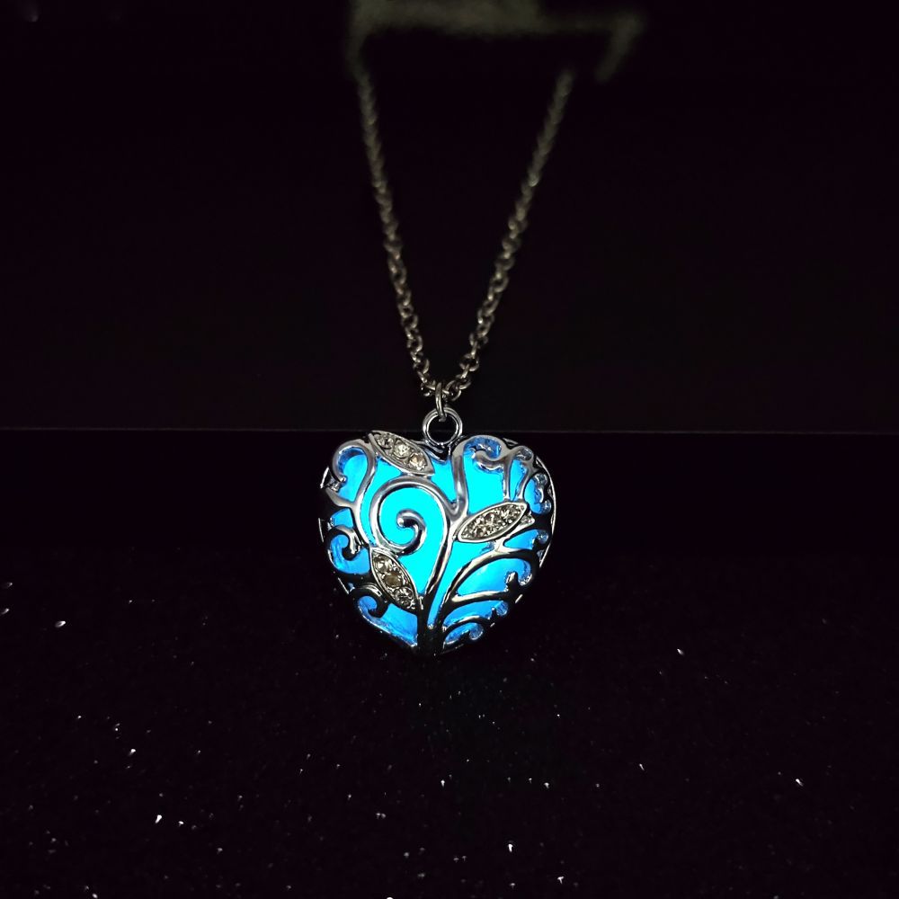 Wholesale Hollow out ocean heart-shaped luminous necklace