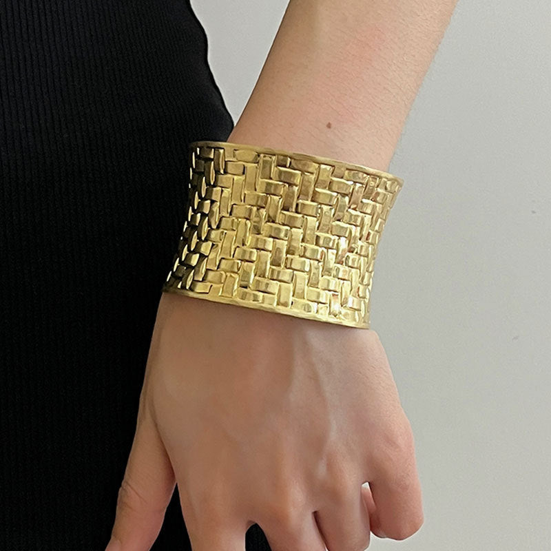 Wholesale Retro metal braided wide version self-discipline bracelet female advanced design photosensitive arc open bracelet