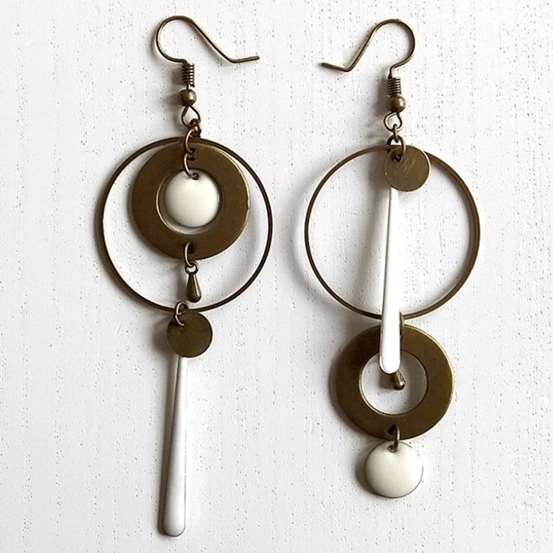 Wholesale Asymmetrical geometric circle earrings with a vintage style