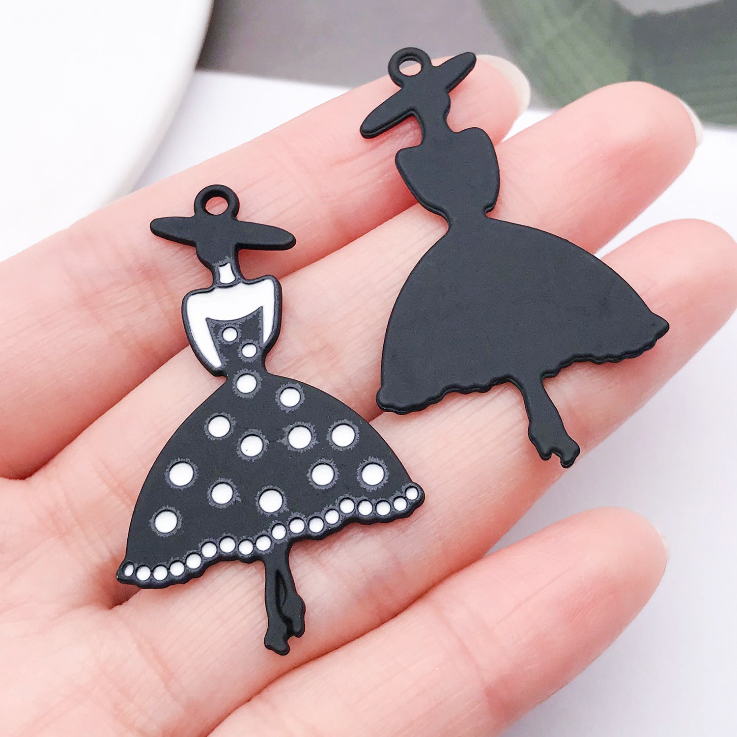 Wholesale Chic Lipstick High Heel Zinc Alloy Pendants Electroplated Oil Drip Charms For DIY Jewelry Fashion Accessory Gift Resale