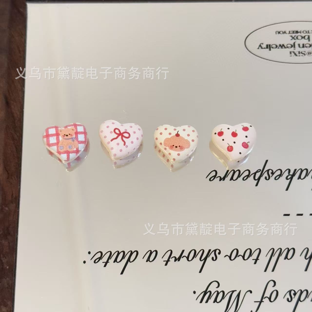 Wholesale 10pcs Relief Plaid Bear Crooked Apple Heart Acrylic Beads