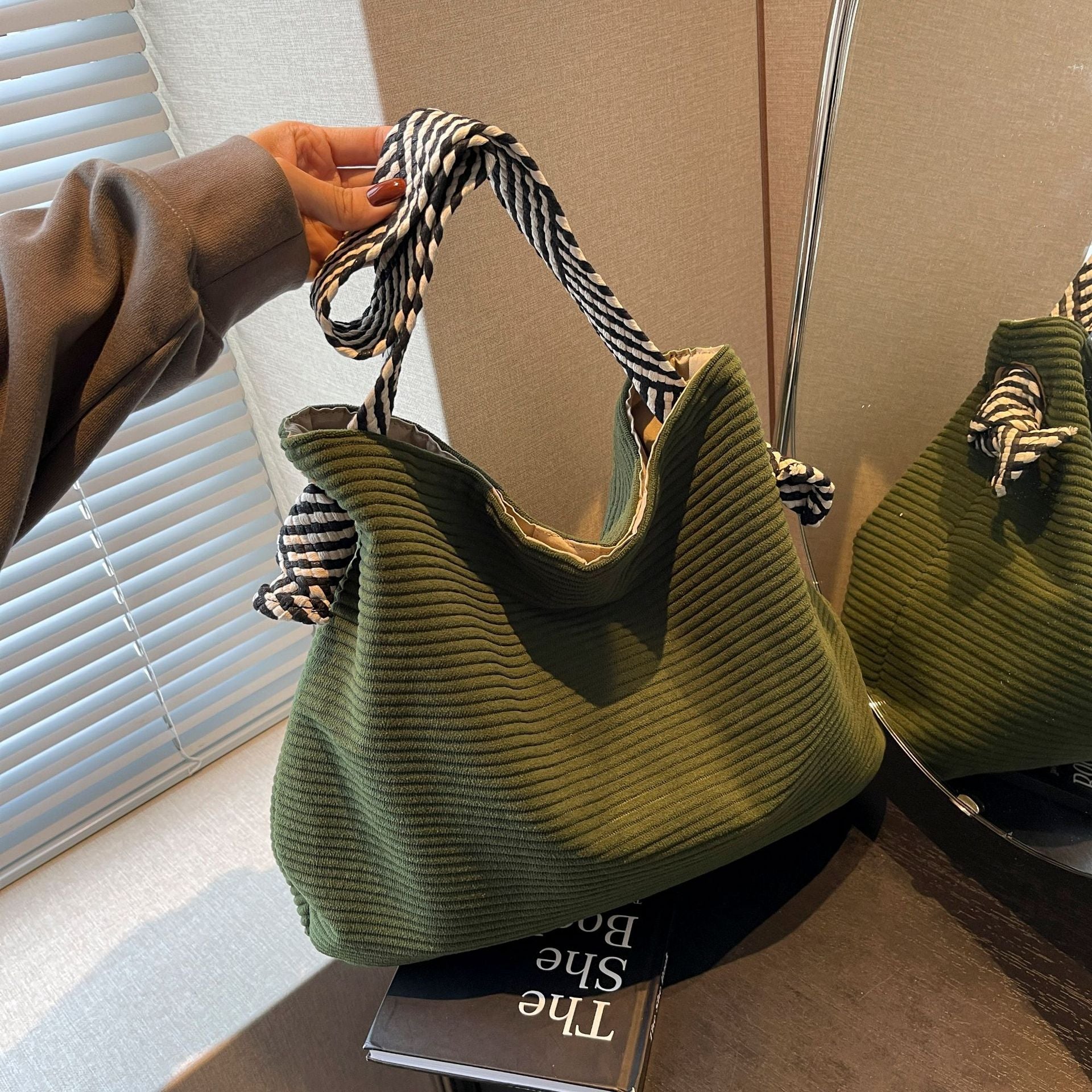 Wholesale Trendy Large Capacity Autumn/Winter Corduroy Premium Shoulder Bags