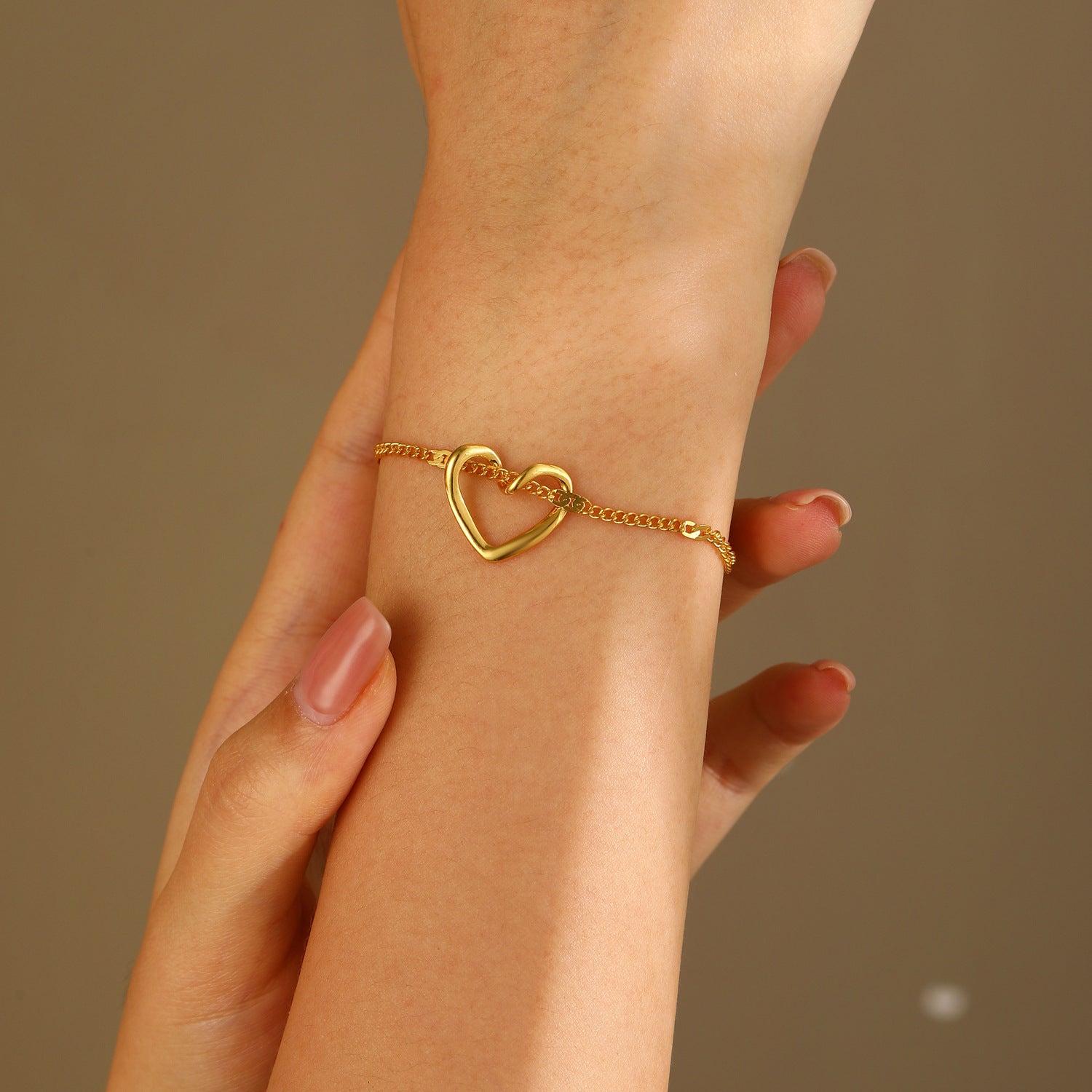 Wholesale women' s hollow heart necklace bracelet