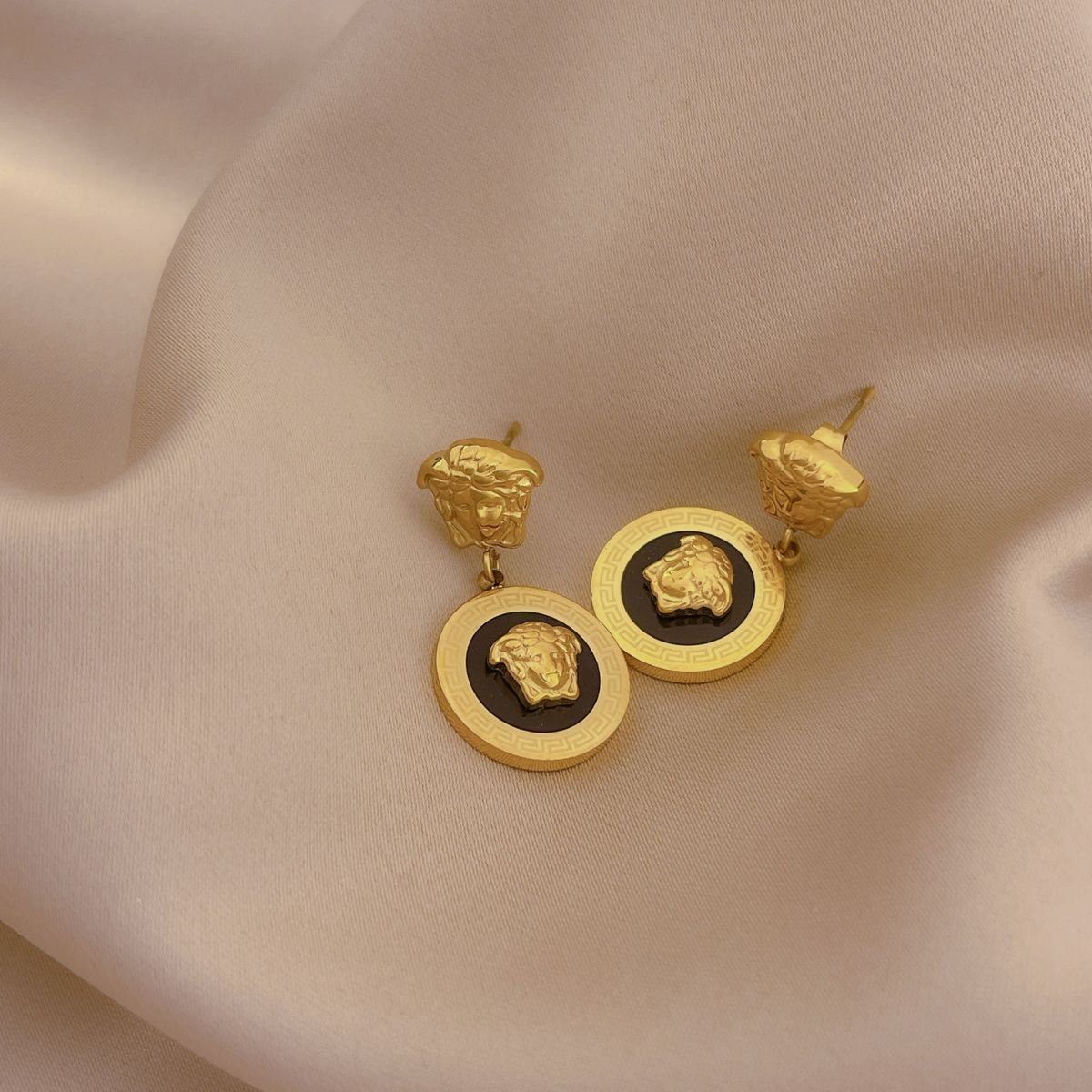 Wholesale Retro High-end Touching Portrait Necklace and Earring Set