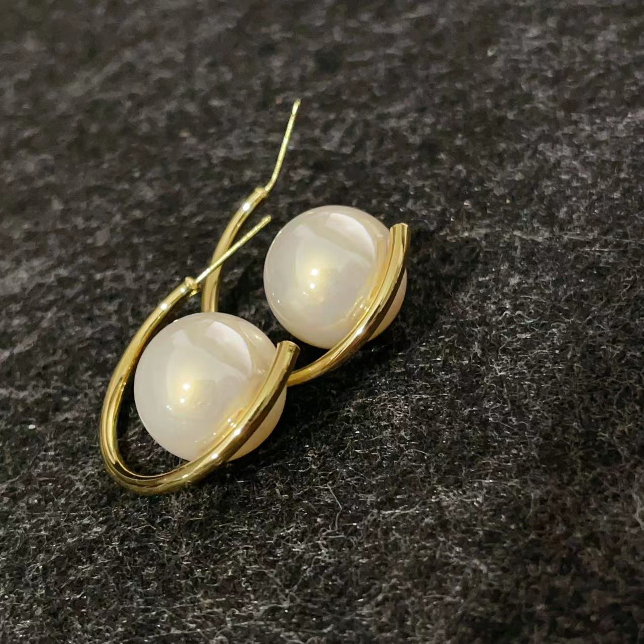 Wholesale Silver Needle 18K Gold 22MM Lacquered Large Pearl C-shaped Large Earrings