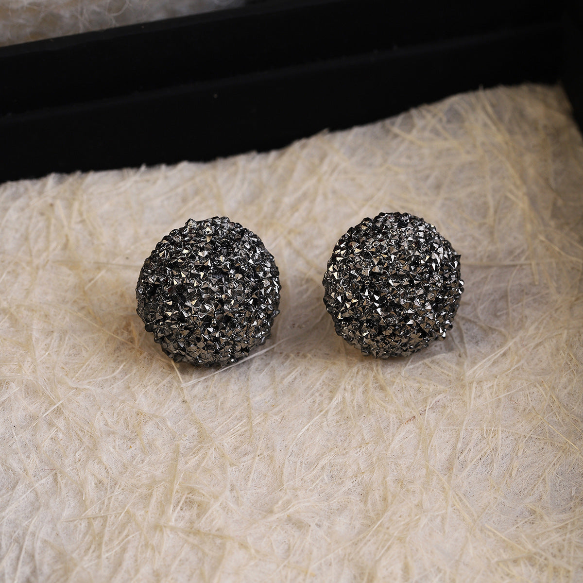 Wholesale Silver Needle Super Glitter Grey Diamond Heart Round Earrings