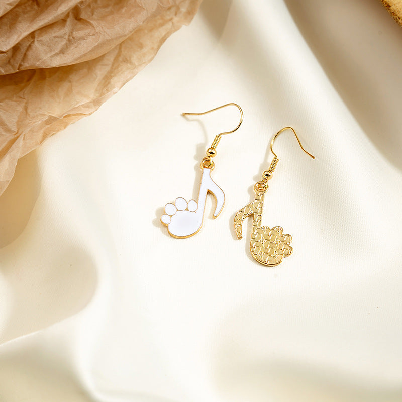 Pendientes de gato de piano de alfabeto en blanco y negro en blanco y negro