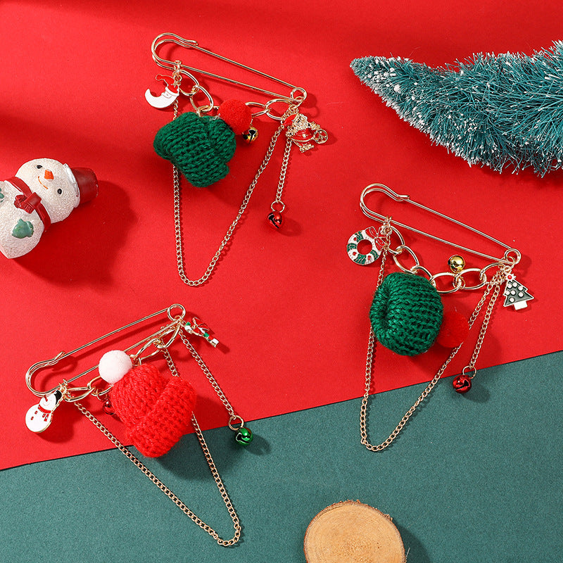Wholesale Christmas Couple Sweater Brooch Pin With Snowman Bell And Snowflake Green Hat Design Alloy Fashion Accessory For Gift Resale