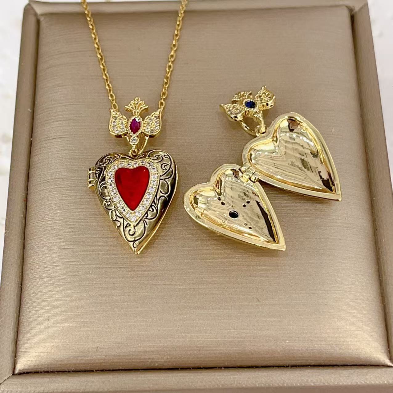 Wholesale Valentine' s Day heart-shaped hinged box pendant necklace