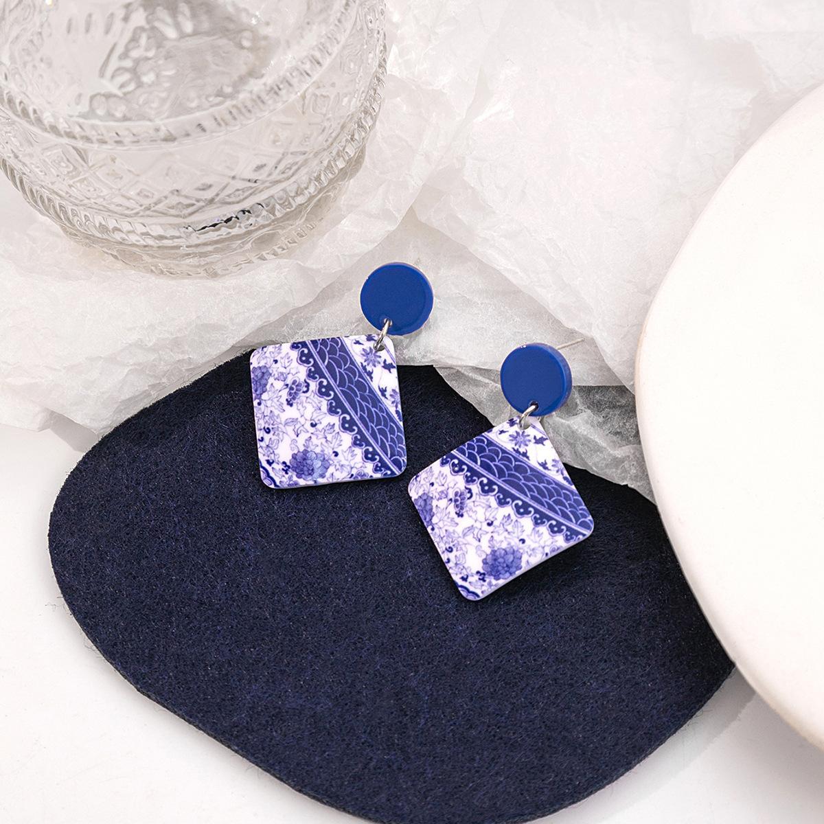Wholesale blue and white porcelain fragment retro acrylic blue elegant geometric earrings