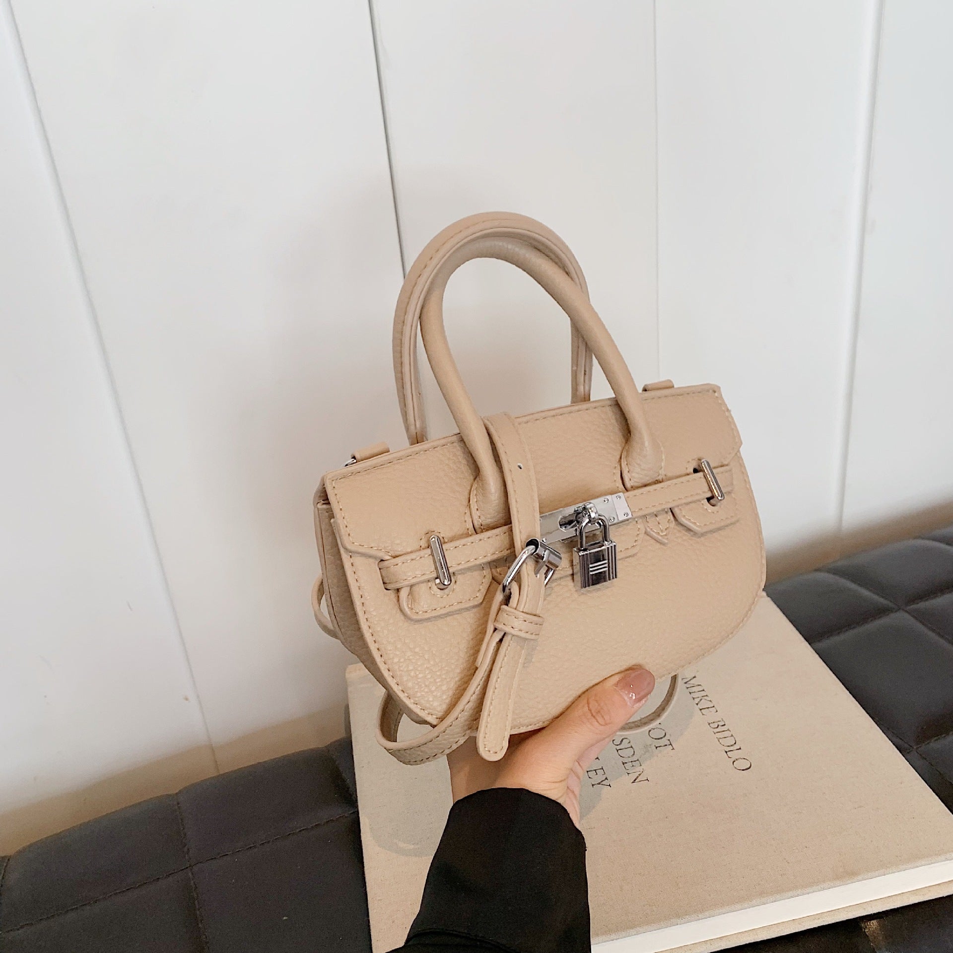 Wholesale High-end Lock Versatile Handbag Shoulder Bag