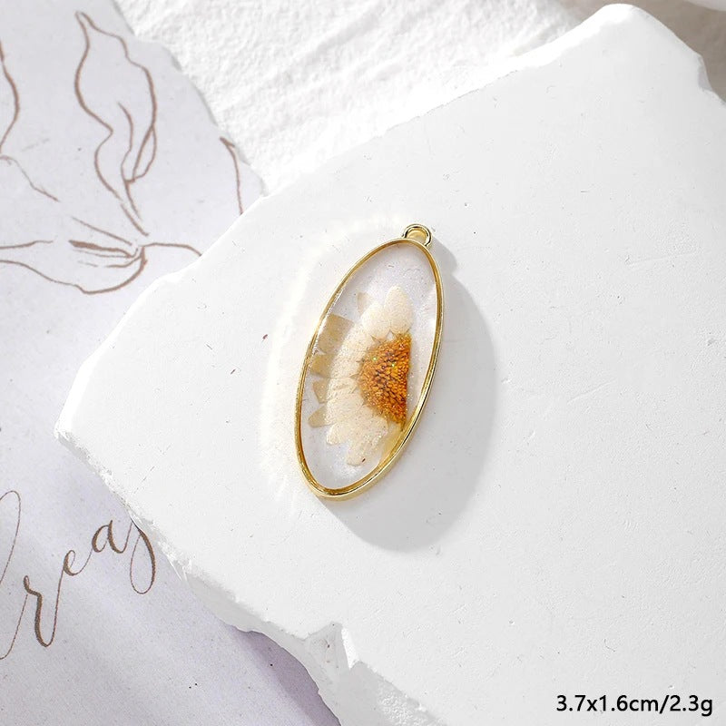 Wholesale 10pcs/pack Oval Glitter Daisy Dried Flower Flower Pendant DIY Alloy Epoxy Plant Earrings Necklace Keychain Accessories