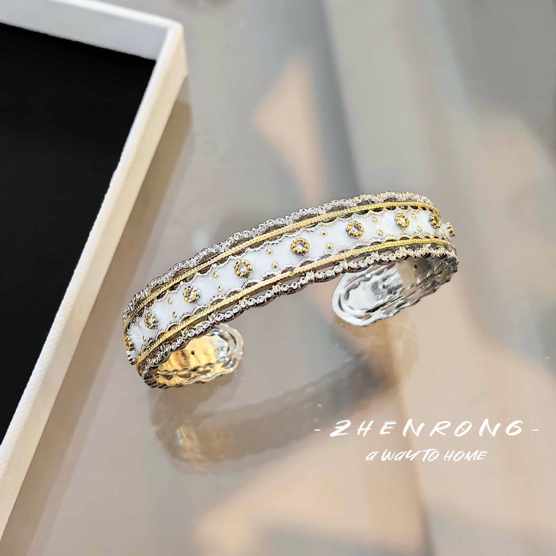 Wholesale woven carved gold paint full diamond bracelet