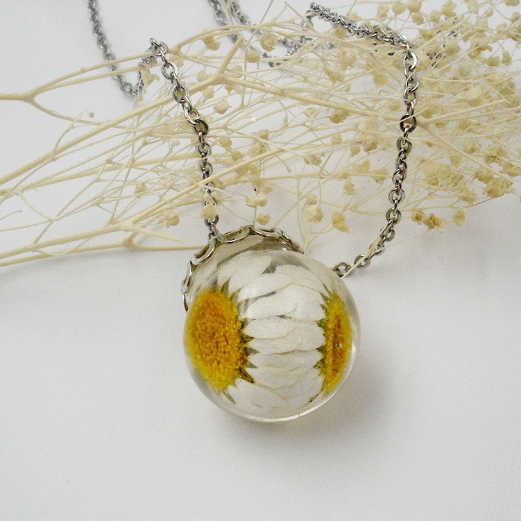 Wholesale 6pcs Creative Small Daisy Resin Real Flower Acrylic Spherical Solid Dried Flower Necklace