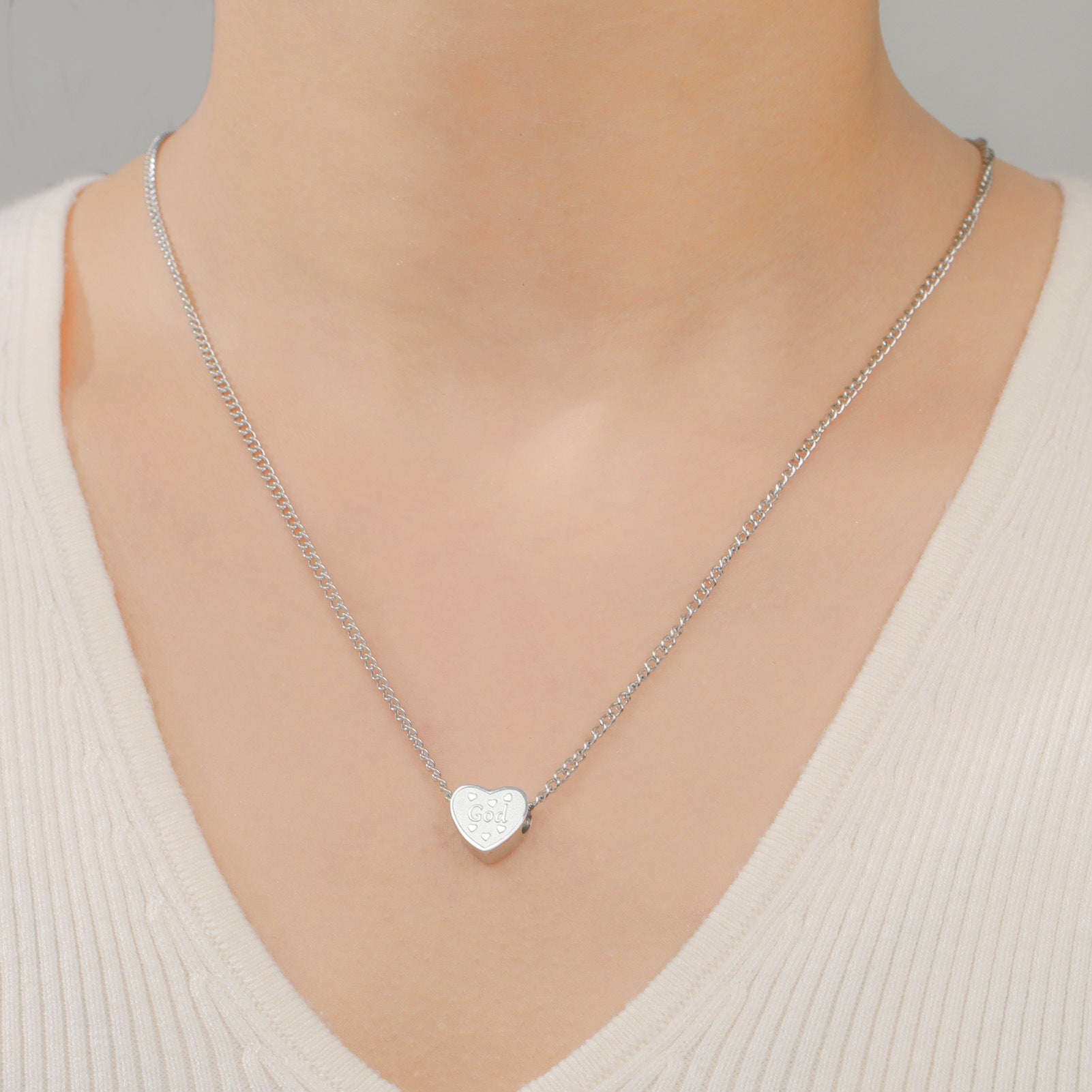 Wholesale Cross-border hot-selling stainless steel cut titanium steel love necklace