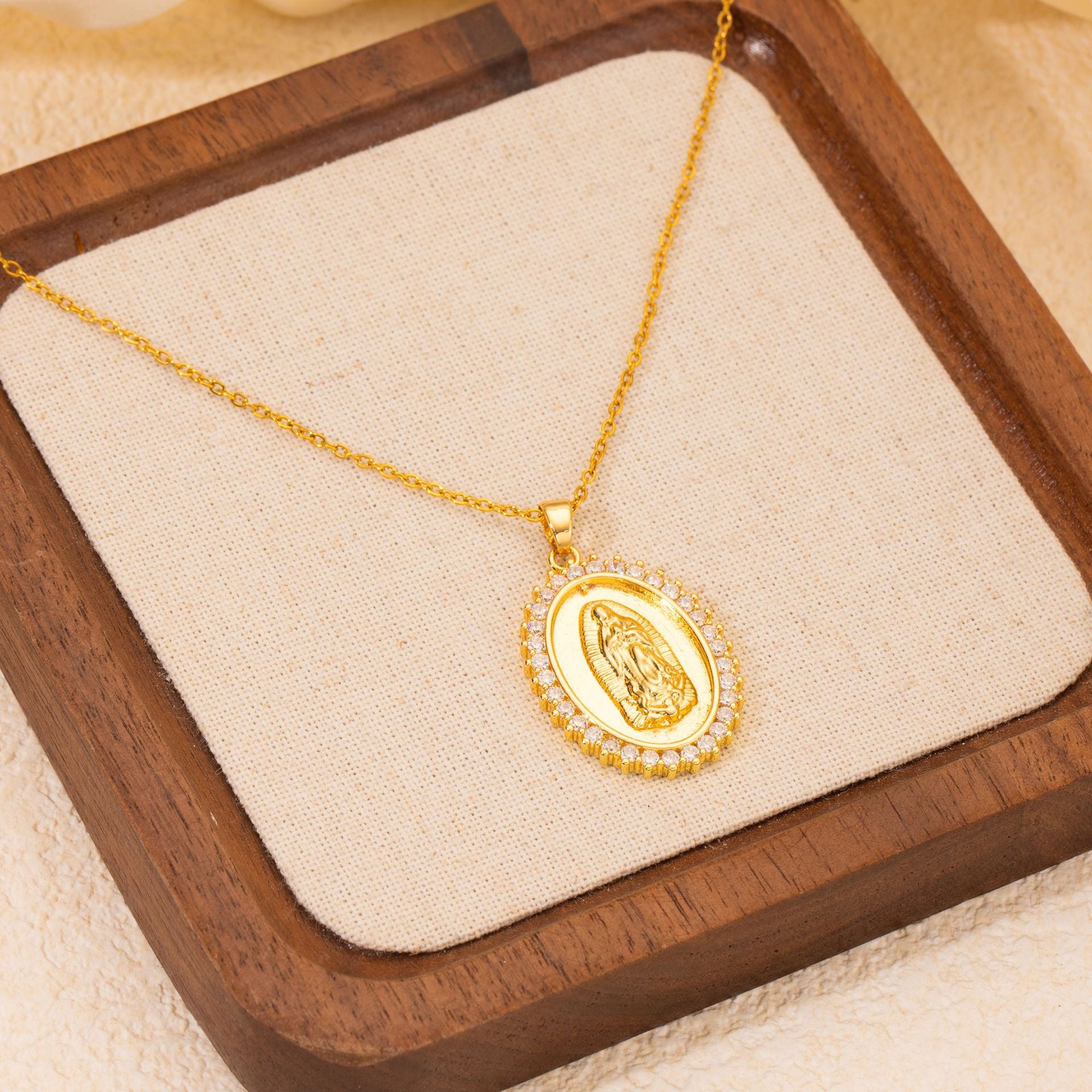 Wholesale Colored diamond oval portrait Stainless Steel Necklace