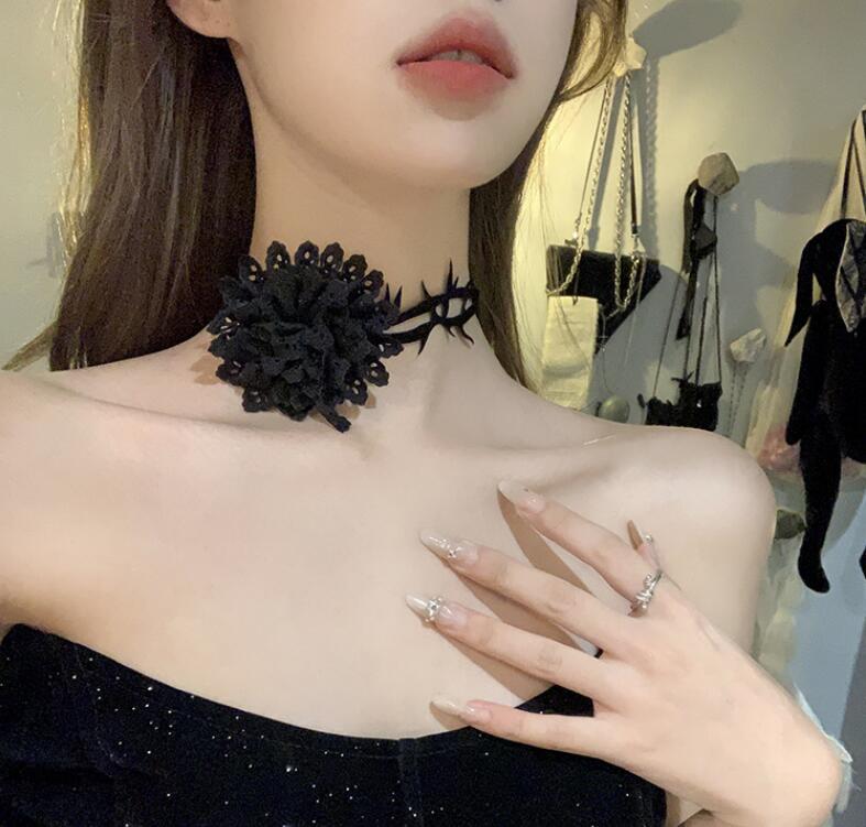 Wholesale Retro girl' s necklace with dark night rose and ns