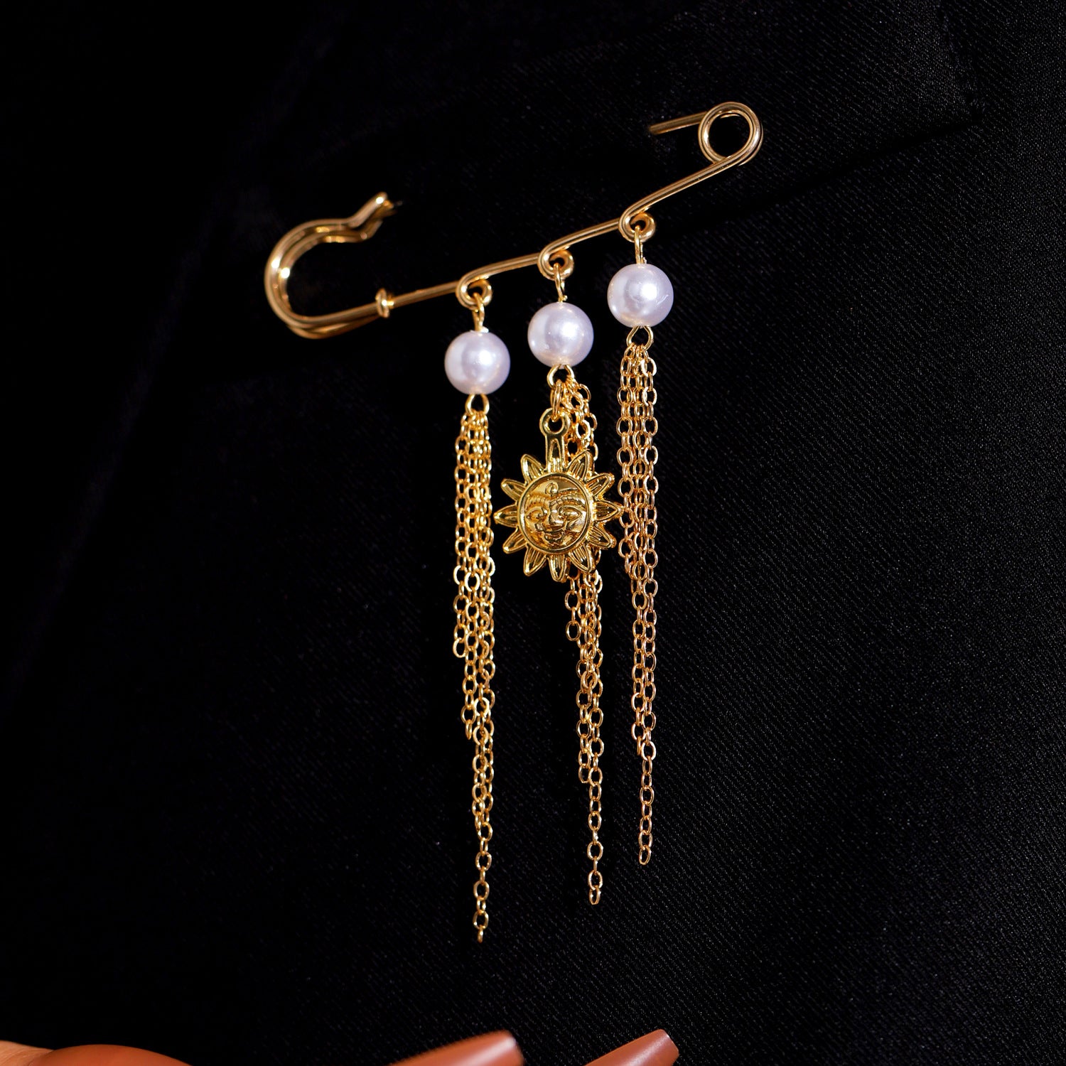 Wholesale Electroplated Alloy Heart Brooch Pin With Chain Tassel Unisex Punk Style Suit Coat Accessory