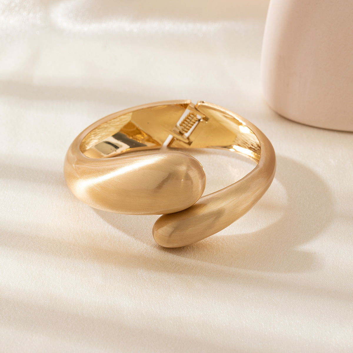 Wholesale Smooth personalized bracelet alloy electroplating open bracelet