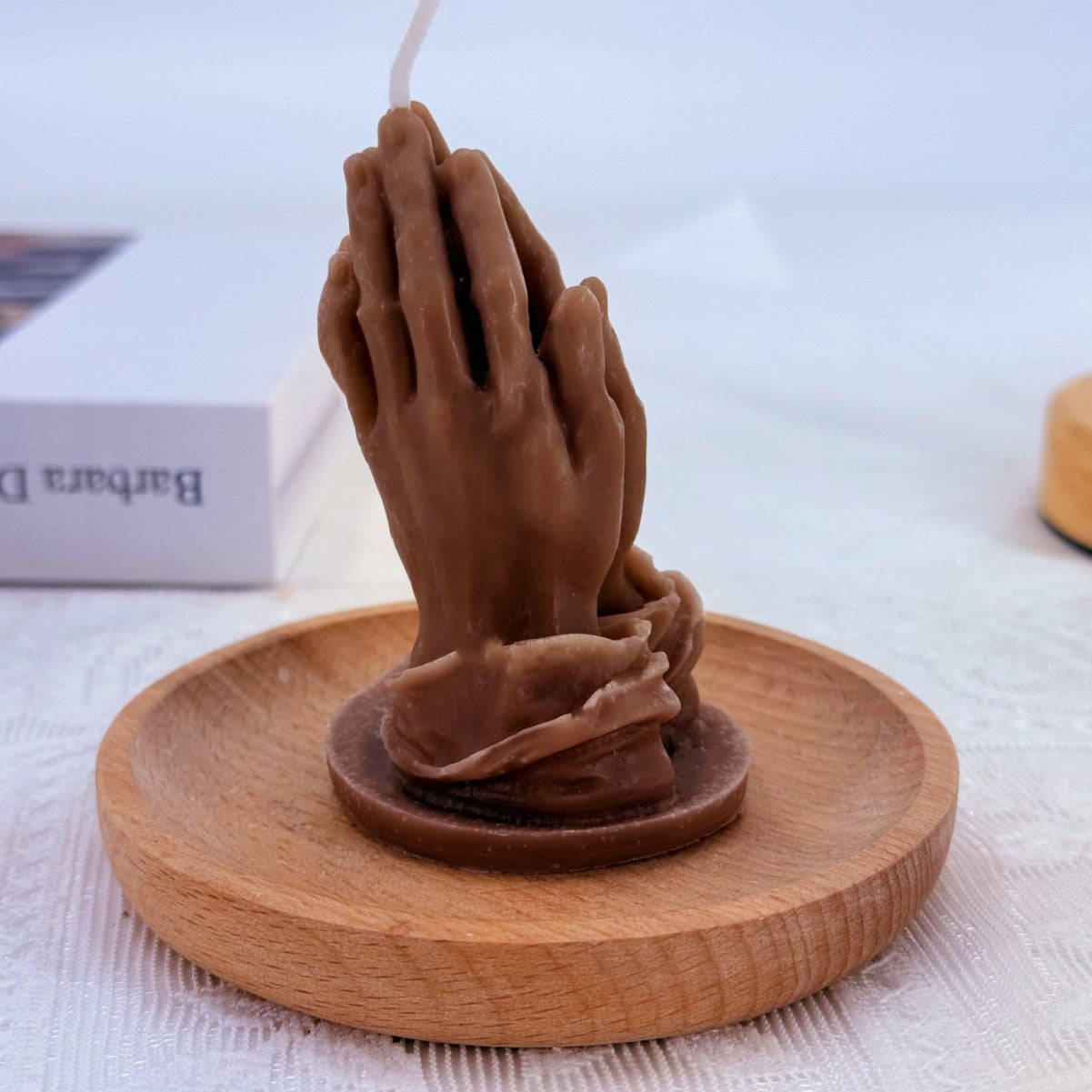 Wholesale Stylish Prayer Hands Scented Candle,  Black Paraffin Wax,  Freesia Fragrance,  Home Decor Gift