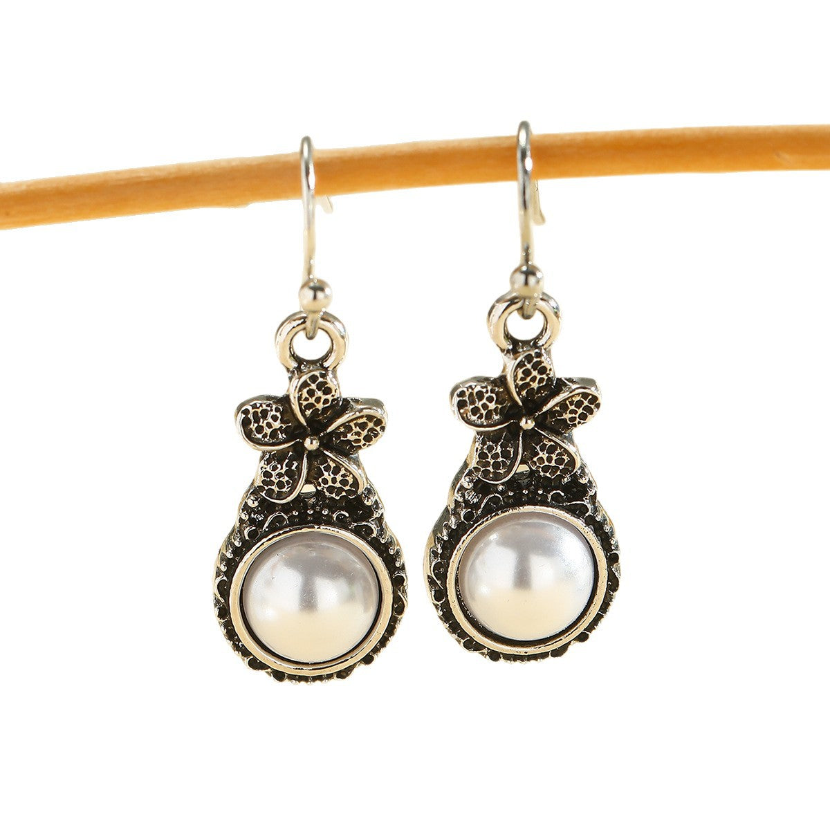 Wholesale Vintage silver-plated flower inlaid pearl earrings