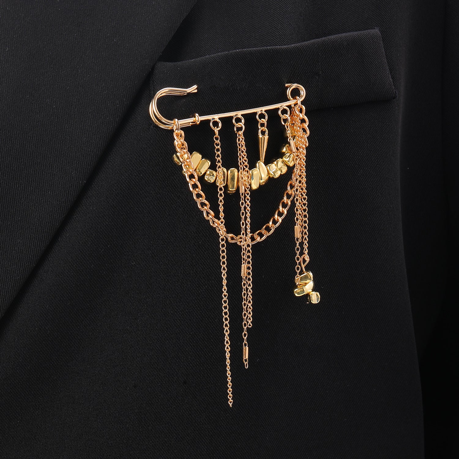 Wholesale Electroplated Alloy Heart Brooch Pin With Chain Tassel Unisex Punk Style Suit Coat Accessory