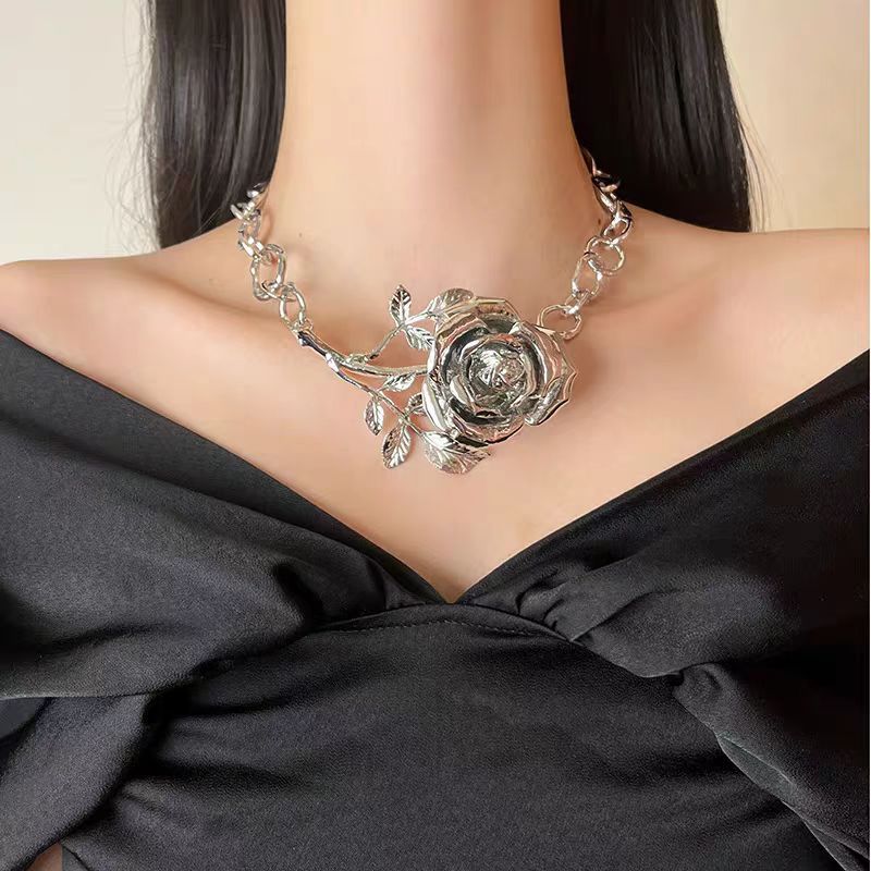 Wholesale Bohemian distressed flower pendant metal necklace