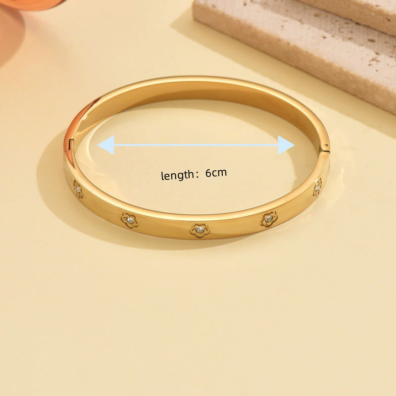 Wholesale Stainless steel four leaf clover inlaid with artificial zircon gold bracelet