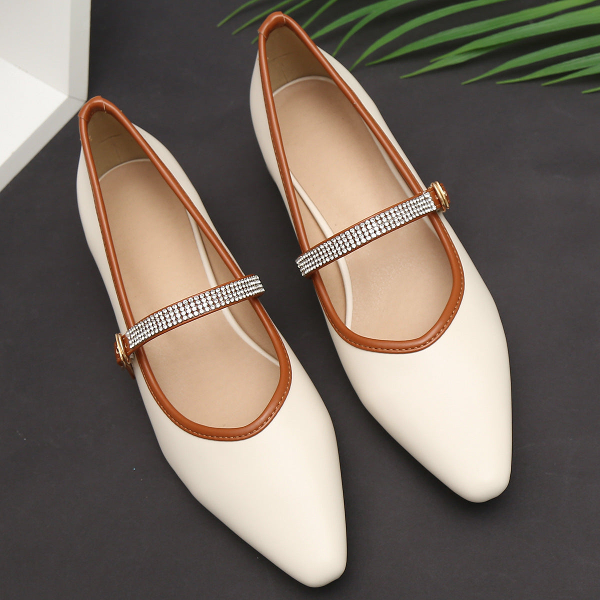 Al por mayor de zapatos de cuero pequeño y puntiagudo