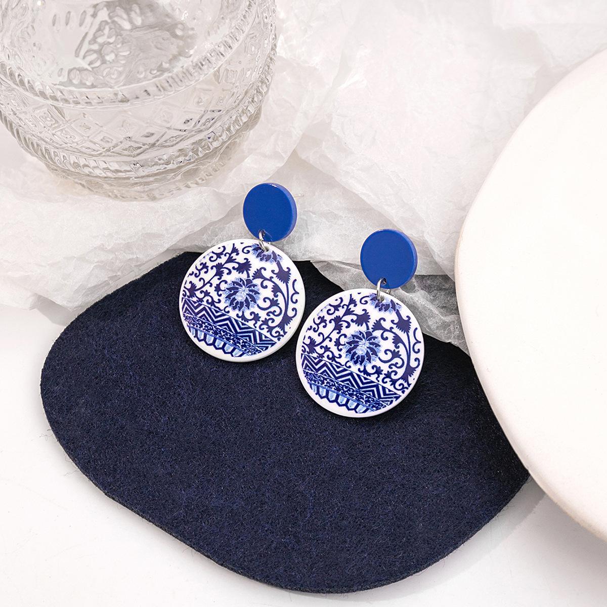 Wholesale blue and white porcelain fragment retro acrylic blue elegant geometric earrings