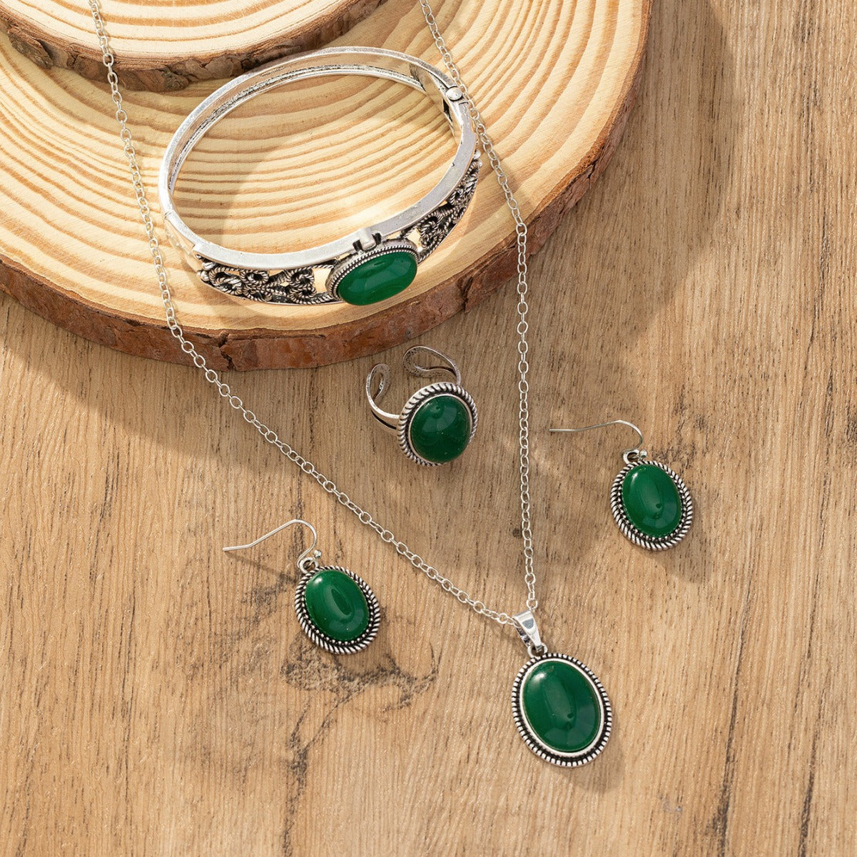 Wholesale Four-piece set of natural stone emerald necklace, earrings, ring and bracelet