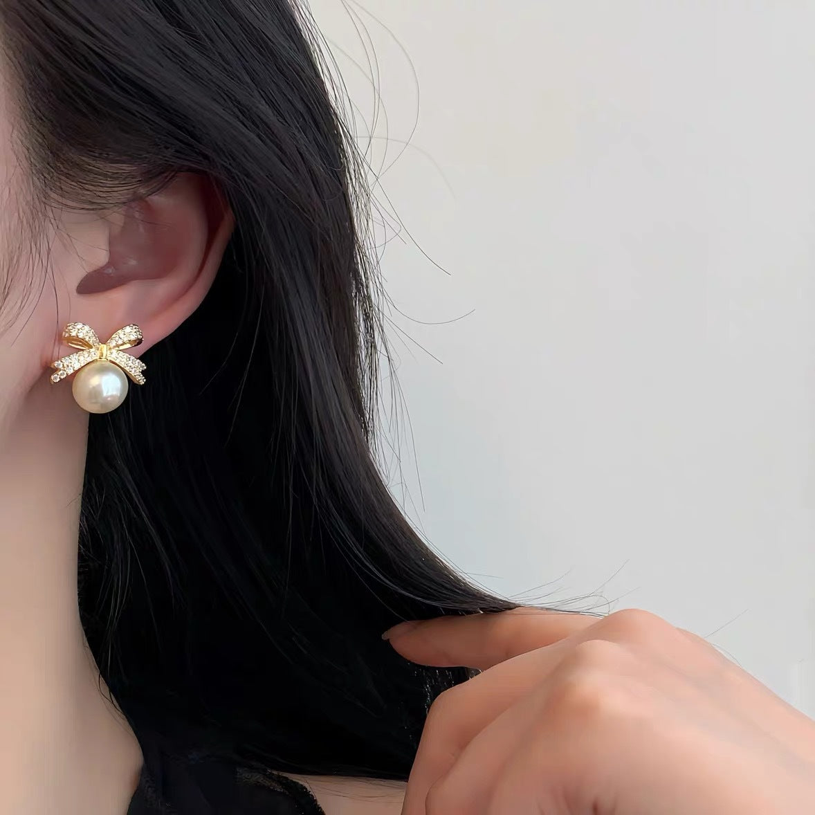 Wholesale Bow set with diamond studded pearl earrings