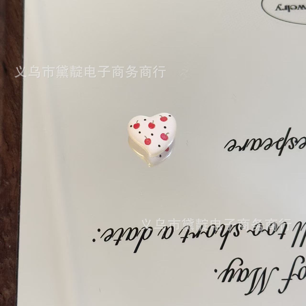 Wholesale 10pcs Relief Plaid Bear Crooked Apple Heart Acrylic Beads