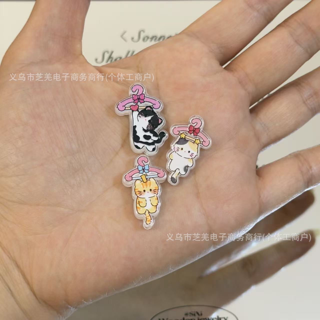 Wholesale 10pcs cartoon clothes hanger with cat relief acrylic beads