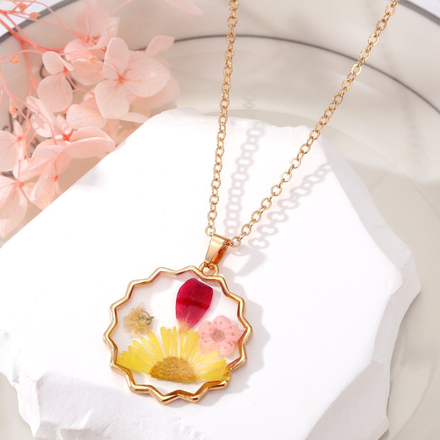 Wholesale Bohemian natural dried flower polygonal epoxy pendant necklace