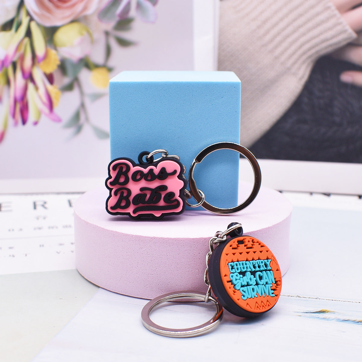 Wholesale Random 100pcs PVC Soft Rubber Focus Beads Zinc Alloy Keychains