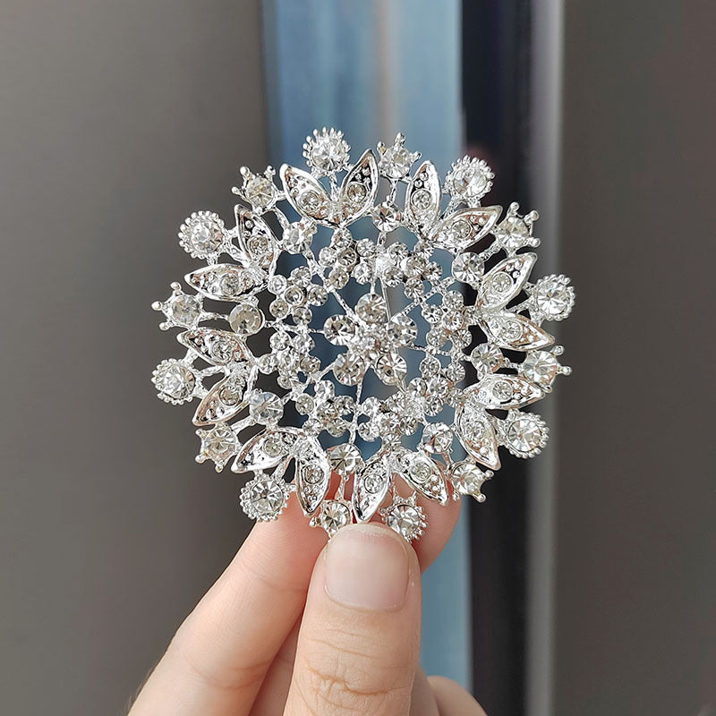 Wholesale Trendy Gold Electroplated Alloy Rhinestone Flower Brooch For Women DIY Clothing Pin
