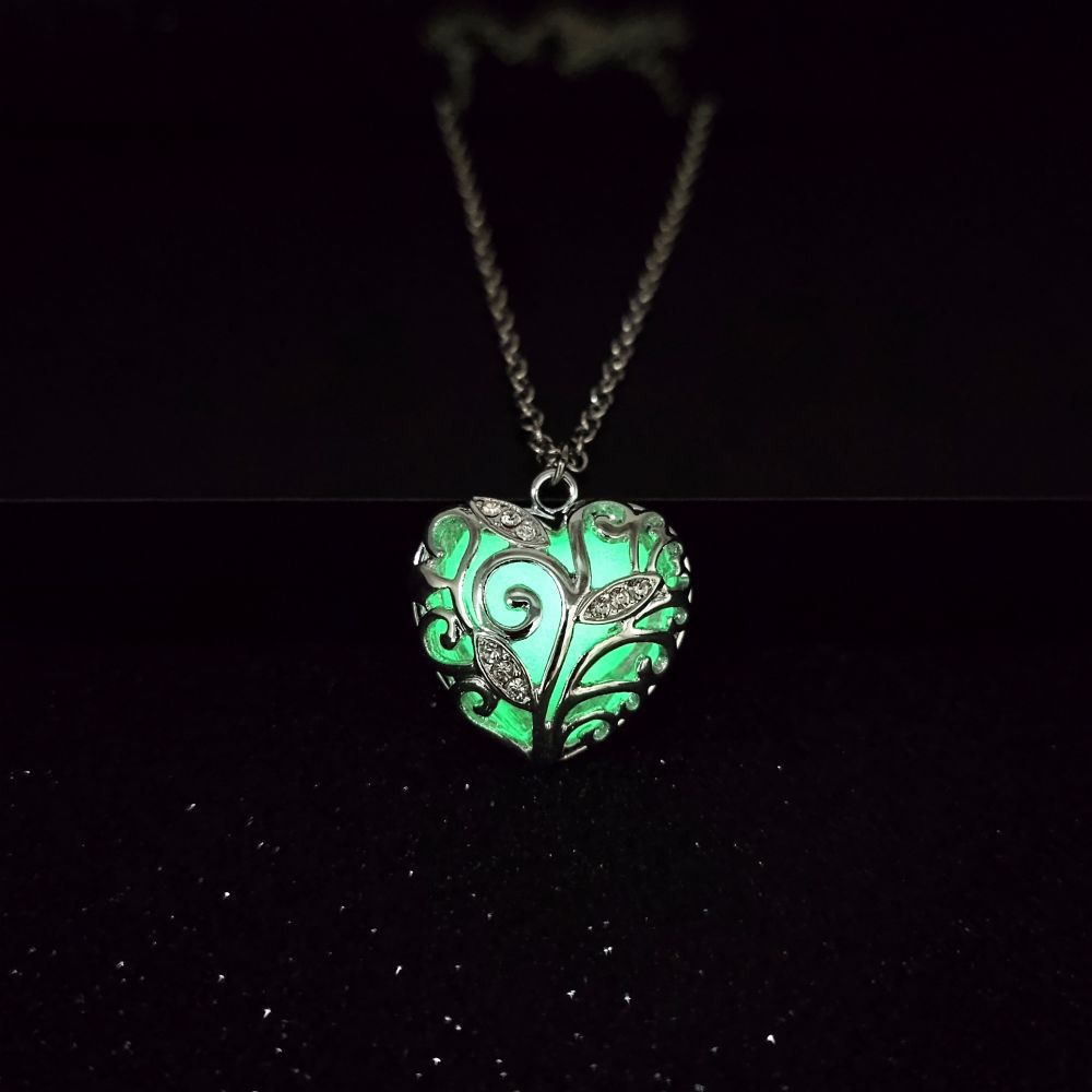 Wholesale Hollow out ocean heart-shaped luminous necklace