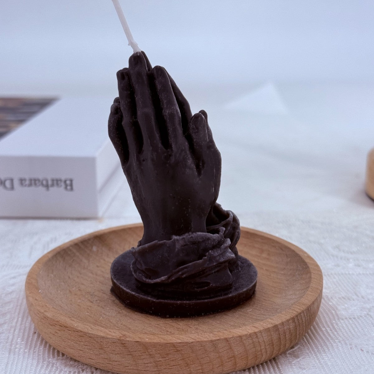 Wholesale Stylish Prayer Hands Scented Candle,  Black Paraffin Wax,  Freesia Fragrance,  Home Decor Gift