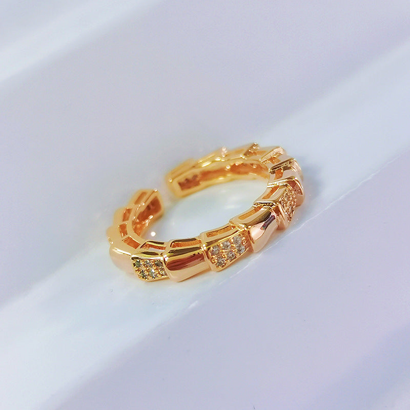 Wholesale Electroplated full diamond V shaped snake bone ring open ring