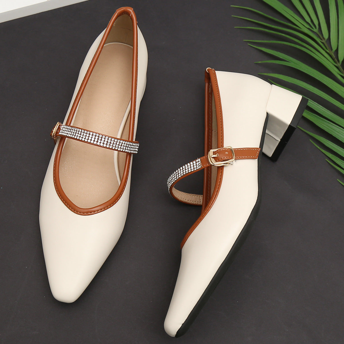 Al por mayor de zapatos de cuero pequeño y puntiagudo