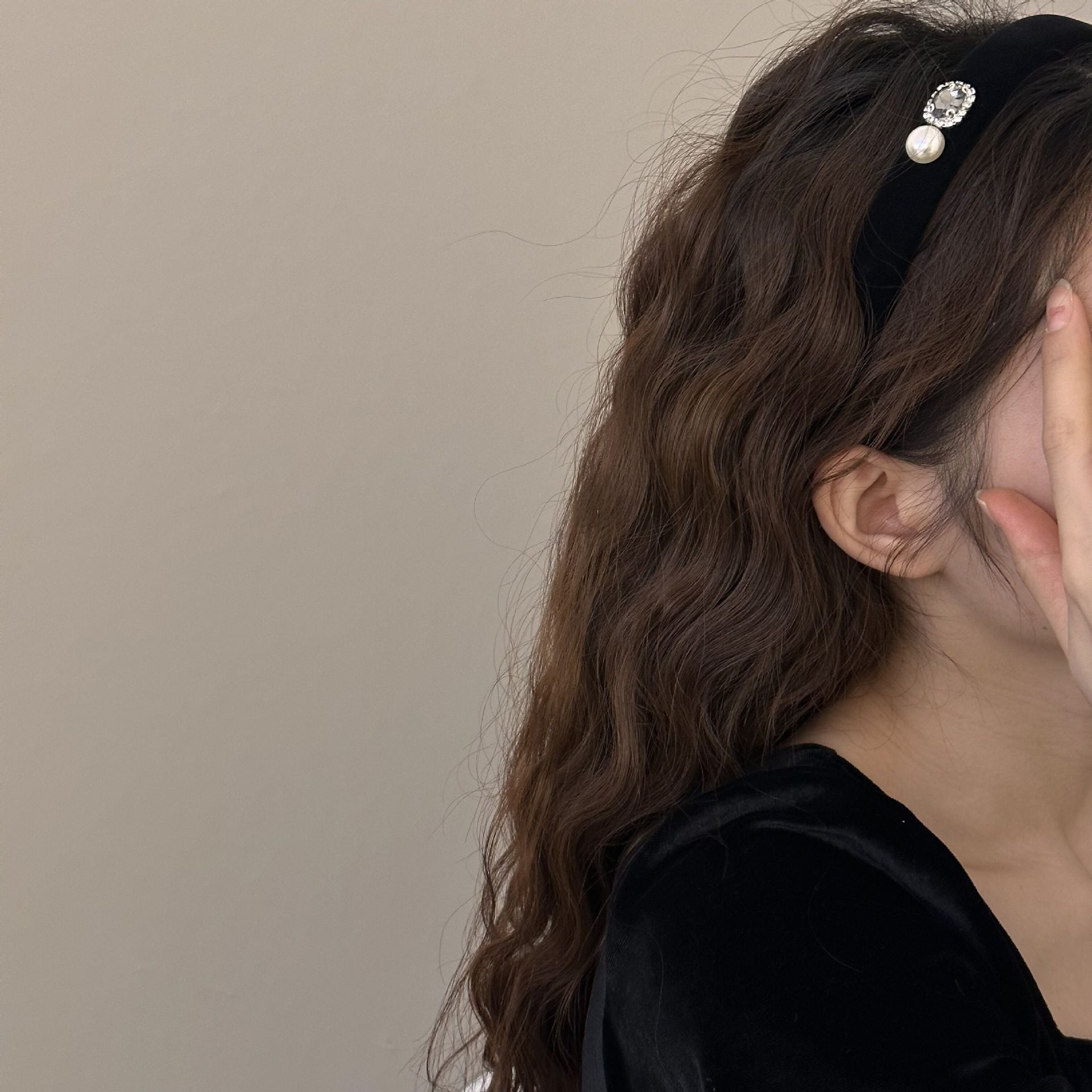 Wholesale Small fragrance style pearl headband French retro black headband