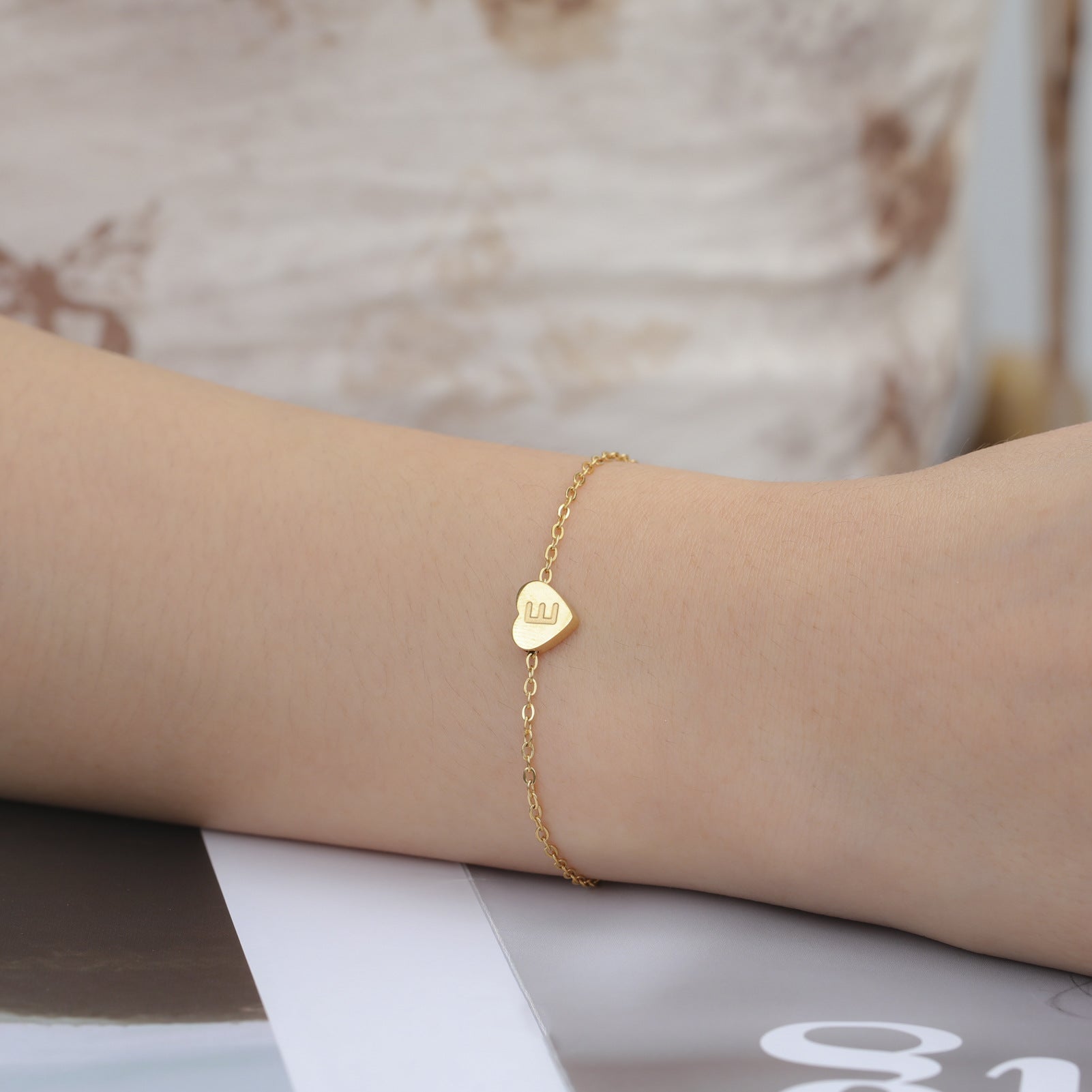 Wholesale Fashionable 26 English letters with heart-shaped stainless steel bracelet