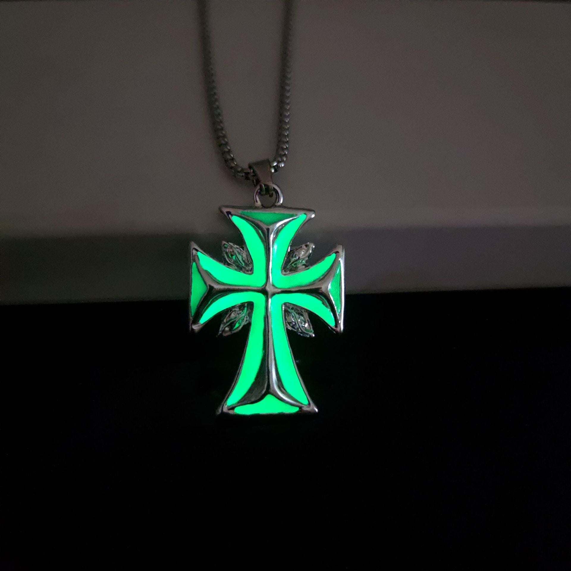 Wholesale Cool glow-in-the-dark cross necklace
