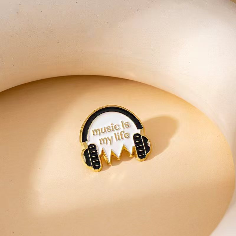 Wholesale Cartoon football brooch dripping oil accessories